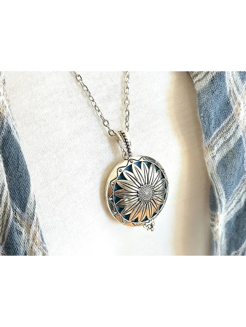 Silver Flower Necklace with Changeable Aromatherapy Disc